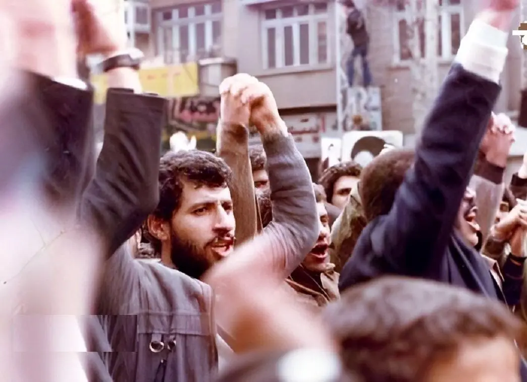  سفر به ایران قدیم؛ علی پروین و محمد مایلی‌کهن در راهپیمایی؛ داستان فوتبالیست‌های انقلابی + تصویر