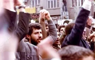  سفر به ایران قدیم؛ علی پروین و محمد مایلی‌کهن در راهپیمایی؛ داستان فوتبالیست‌های انقلابی + تصویر