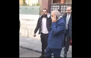 اسکورت نخست وزیر سوریه از هتل به محل جلسه توسط مخالفان سوری + ویدئو