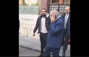 اسکورت نخست وزیر سوریه از هتل به محل جلسه توسط مخالفان سوری + ویدئو