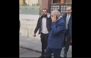 اسکورت نخست وزیر سوریه از هتل به محل جلسه توسط مخالفان سوری + ویدئو