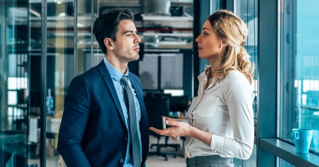 ۸ عبارتی که ظاهراً نشان‌دهنده اعتمادبه‌نفس‌اند اما از فقدان خودآگاهی ناشی می‌شوند