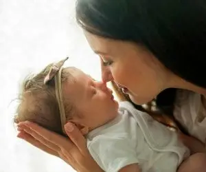 دلیل بوی بد بدن نوزاد و بویی که علامت بیماری است