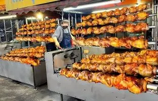 غذاهای خیابانی جهان؛ مرغ بریانی با برنج در بانکوک تایلند + ویدئو