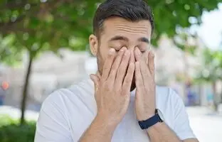 مالیدن چشم چه عوارضی دارد ؟ / بهترین راه برای ترک عادت مالش چشم