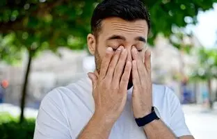 مالیدن چشم چه عوارضی دارد ؟ / بهترین راه برای ترک عادت مالش چشم