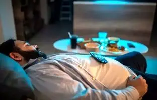 رازهای گرسنه از خواب برخاستن و جلوی یخچال رفتن 