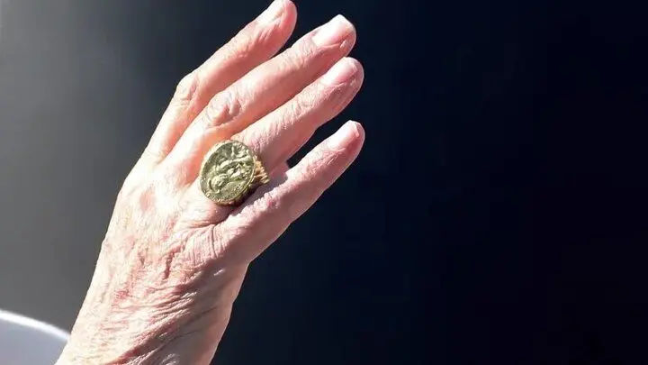 چرا انگشتر پاپ پس از مرگ او شکسته می‌شود؟ + ویدئو