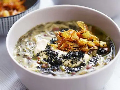 فوت و فن‌های پختن آش رشته مجلسی و لعابدار مخصوص ماه رمضان + طرز تهیه پیاز داغ خشک و مجلسی