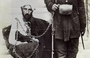 عکس قدیمی: لحظه اعدام میرزا رضا کرمانی قاتل ناصرالدین شاه
