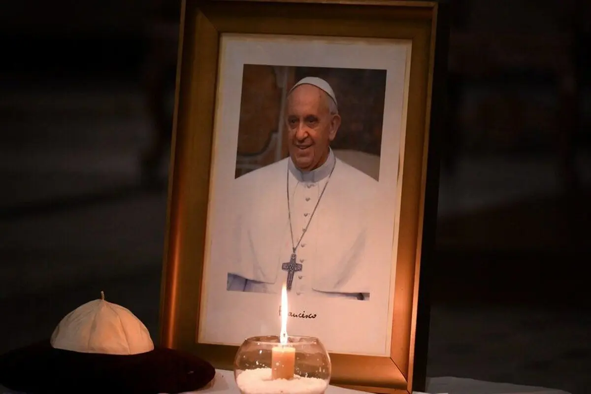 خلق پرتره عظیم پاپ فرانسیس در ساحل + ویدئو