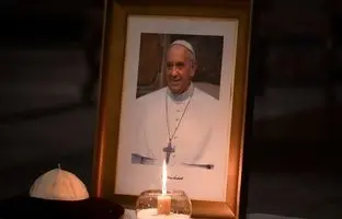 خلق پرتره عظیم پاپ فرانسیس در ساحل + ویدئو