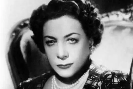 لباس حیرت‌انگیز تاج‌الملوک همسر رضا شاه با حاشیه‌دوزی دم ۵۰ راسو  + عکس