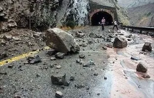 (ویدئو) ریزش سنگ در محدوده تونل ۴ جاده چالوس