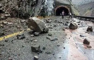 (ویدئو) ریزش سنگ در محدوده تونل ۴ جاده چالوس