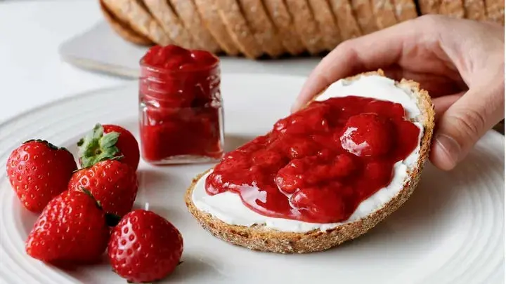 خوشمزه بپزید؛ طرز تهیه مربای توت ‌فرنگی بدون شکر