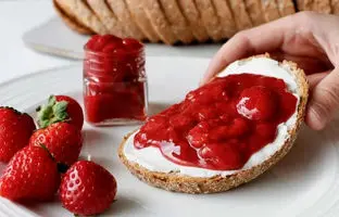 خوشمزه بپزید؛ طرز تهیه مربای توت ‌فرنگی بدون شکر