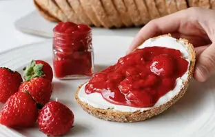 خوشمزه بپزید؛ طرز تهیه مربای توت ‌فرنگی بدون شکر