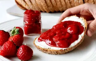 خوشمزه بپزید؛ طرز تهیه مربای توت ‌فرنگی بدون شکر