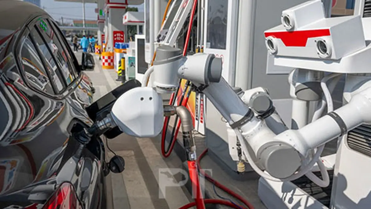 ربات‌های پمپ بنزین چین به‌طور رسمی فعال شدند + ویدئو