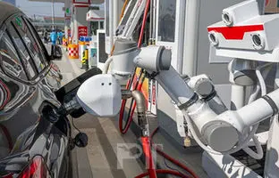 ربات‌های پمپ بنزین چین به‌طور رسمی فعال شدند + ویدئو