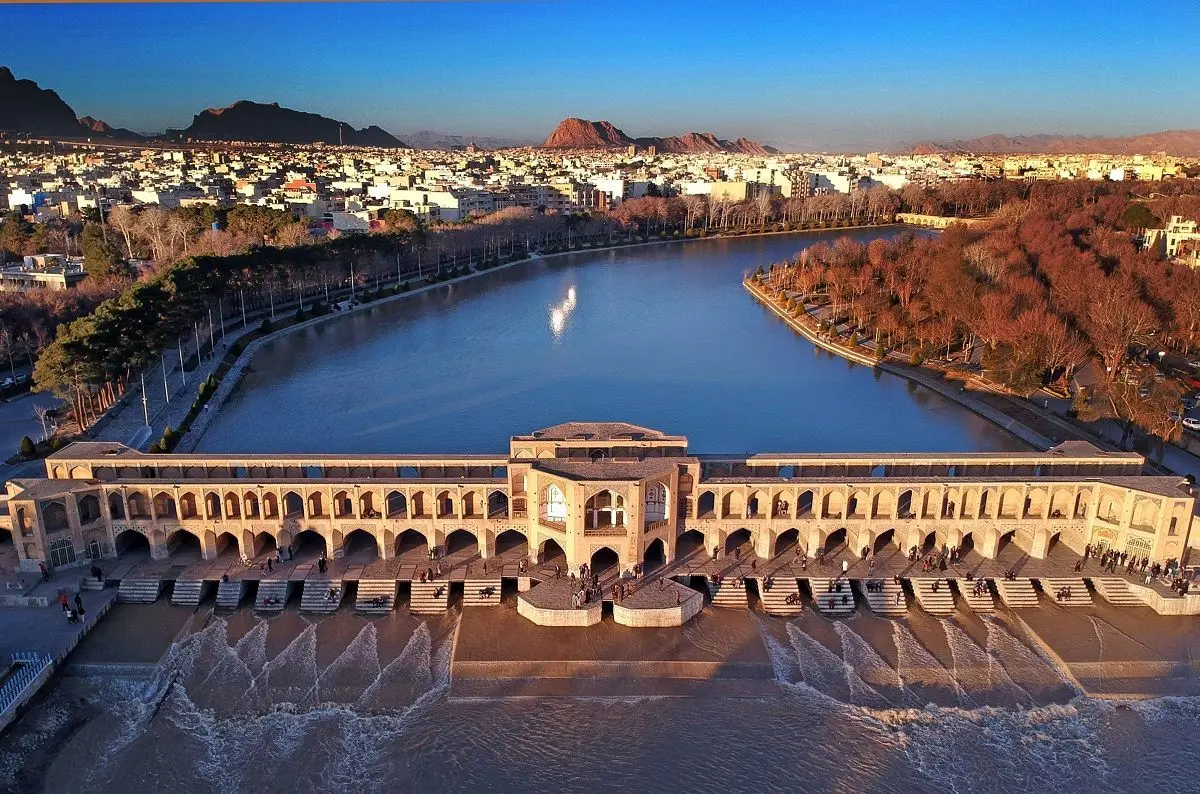 پل خواجو اصفهان در دهه 30؛ فرودگاه رشت در دهه 40 + عکس