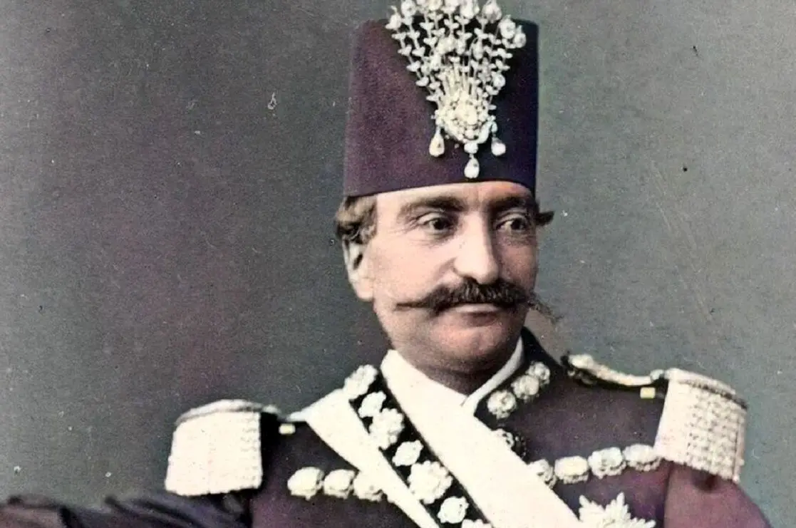 عکس قدیمی؛  ژست های «ناصرالدین شاه» در هنگام قلیان کشیدن 