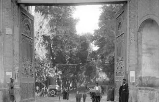  تصویری قدیمی از سردر باغ ملی تهران در سال ۱۳۰۵