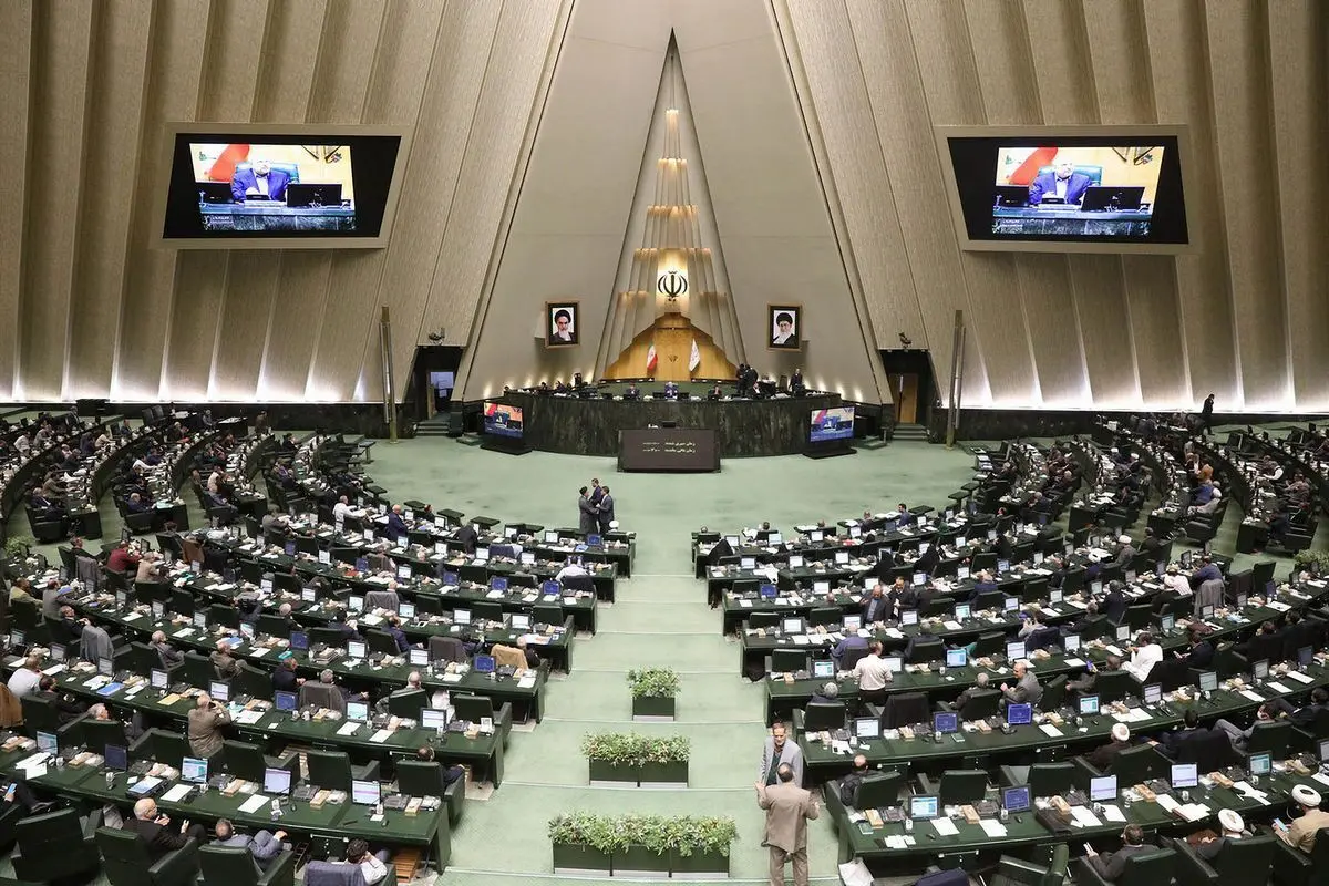 
لایحه تعطیلی پنج‌شنبه‌ها رفع ایراد شد؛ افزایش تعطیلات آخر هفته در آستانه تصویب
