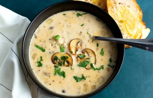 طرز تهیه سوپ شیر و قارچ رستورانی در روزهای بارانی پاییز