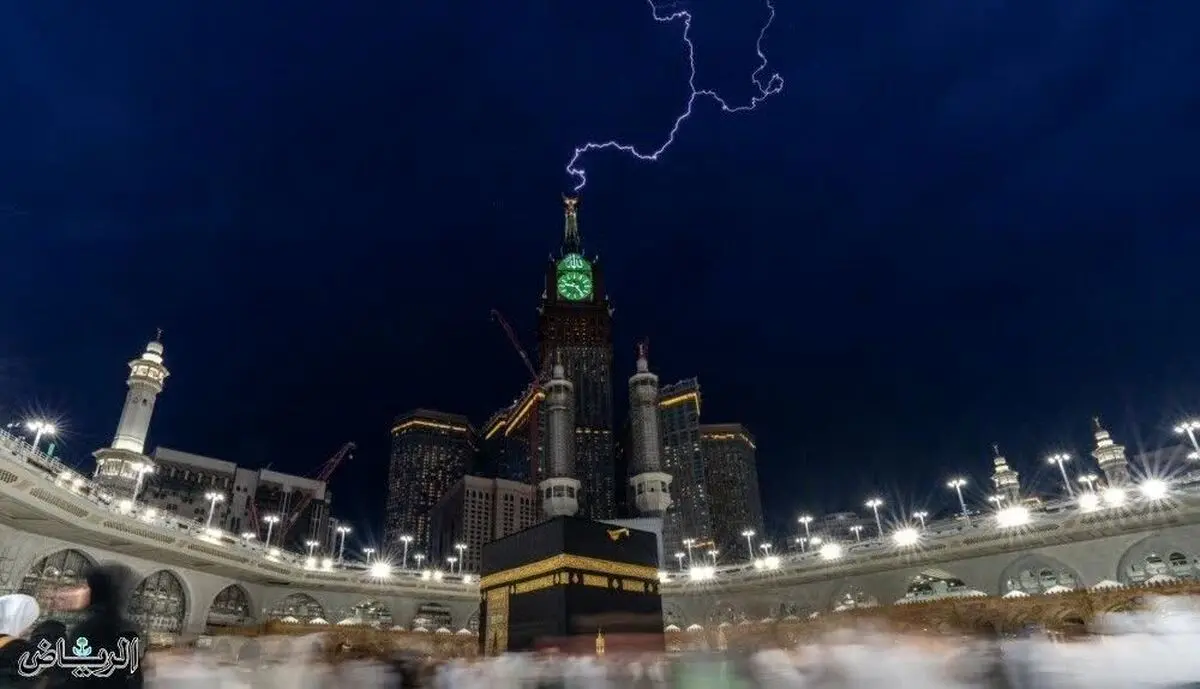 (ویدئو) لحظه برخورد صاعقه به بلندترین برج ساعت جهان در مکه