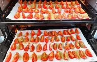 طرز تهیه کنسرو گوجه فرنگی برای زمستان 