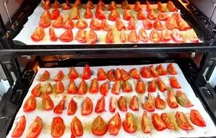 طرز تهیه کنسرو گوجه فرنگی برای زمستان 