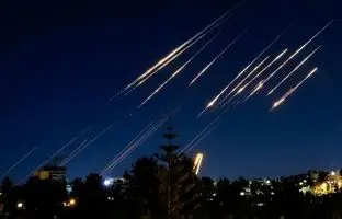 بلاگر اسرائیلی لحظه شکست پدافند اسرائیل از موشک ایرانی را ثبت کرد + ویدئو