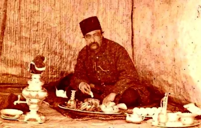 «ناصرالدین شاه» سوار بر سه‌چرخۀ سلطنتی در حیاط کاخ گلستان