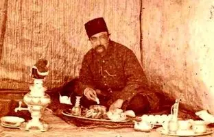 «ناصرالدین شاه» سوار بر سه‌چرخۀ سلطنتی در حیاط کاخ گلستان
