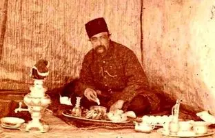 «ناصرالدین شاه» سوار بر سه‌چرخۀ سلطنتی در حیاط کاخ گلستان