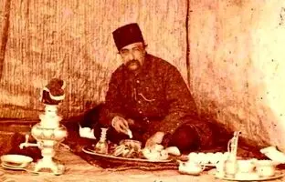 «ناصرالدین شاه» سوار بر سه‌چرخۀ سلطنتی در حیاط کاخ گلستان
