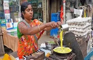 خوشمزه بپزید؛ غذای خیابانی در هند؛ پخت املت سبزیجات در دهلی نو + ویدئو