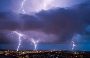 ساکنان این ۱۸ استان در خطرند | طوفان ۵ استان ساحلی را درمی‌نوردد