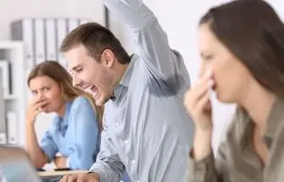 چرا بعضی‌ها بوی عرق می‌دهند؟ + ویدئو