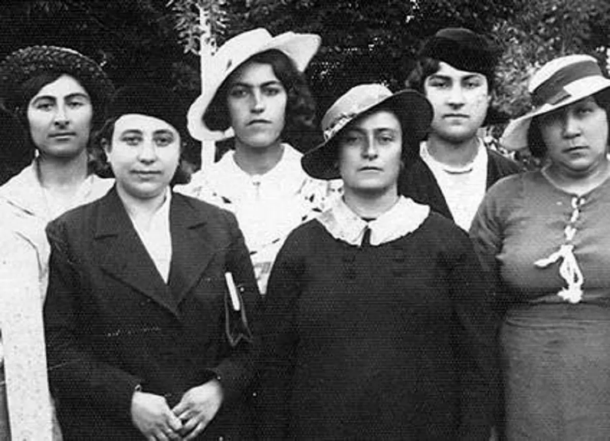 خیابان لاله زار تهران پیش از کشف حجاب در سال 1314 + عکس
