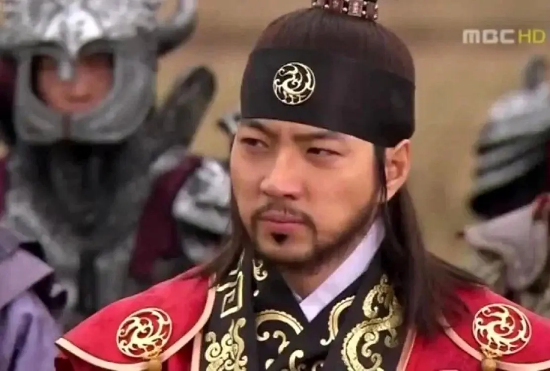 تیپ و چهره جذاب بازیگر نقش «جومونگ» در پشت صحنه تئاتر جدیدش + عکس