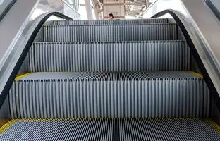 ماجرای گیرکردن دست کودک در پله برقی عابرپیاده