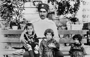 محمدرضا پهلوی 6 ساله در میان گارد محافظان کودک + عکس