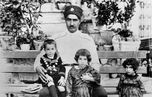 محمدرضا پهلوی 6 ساله در میان گارد محافظان کودک + عکس