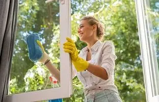 راهنمای اصولی تمیز کردن شیشه ها و پنجره ها در خانه تکانی عید