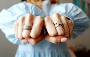 نقره سیاه‌ شده را چگونه تمیز کنیم؟ | ۱۲ روش برای سفید کردن انگشتر نقره اکسیدشده در خانه