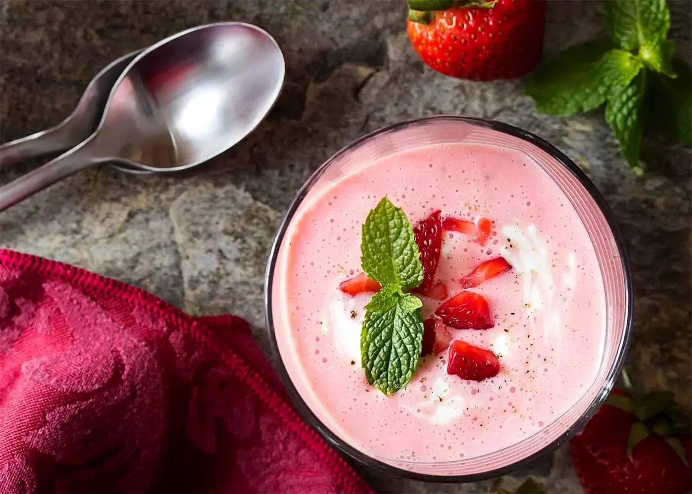 طرز تهیه ماست توت فرنگی خانگی