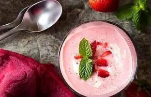 طرز تهیه ماست توت فرنگی خانگی